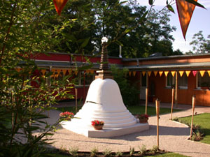 tl_files/Bilder/verschiedenes/Stupa_Innenhof.jpg